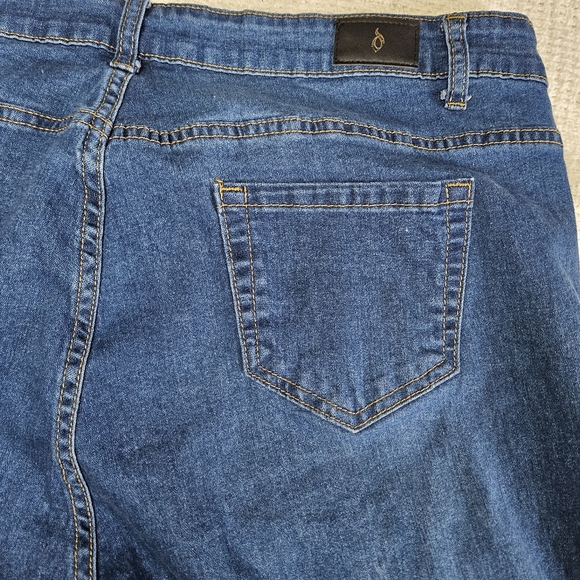 Diverso Jean Shorts Size 16W Plus Size Medium Wash Denim - Picture 6 of 16